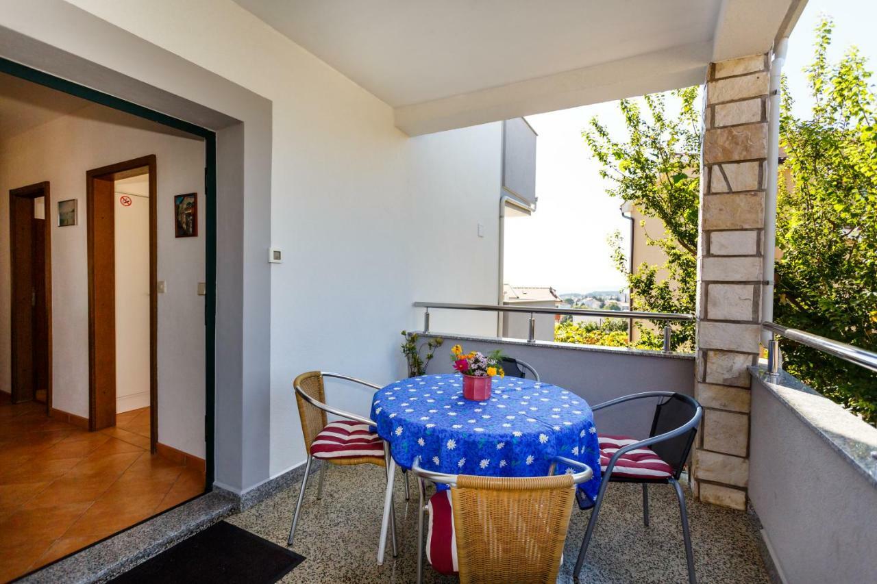 Apartment Anton Krk Town Exterior foto